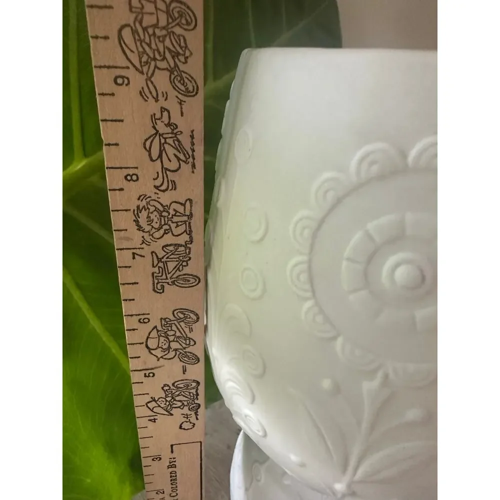 Lladró White Porcelain Vase Designed by Julio Fernández, 1971–1974 floral 9x4”